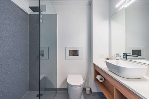 SBR Premium Ocean view King Room | Bathroom | Shower, free toiletries, hair dryer