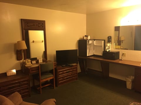 Standard Room, 1 Queen Bed | Living area