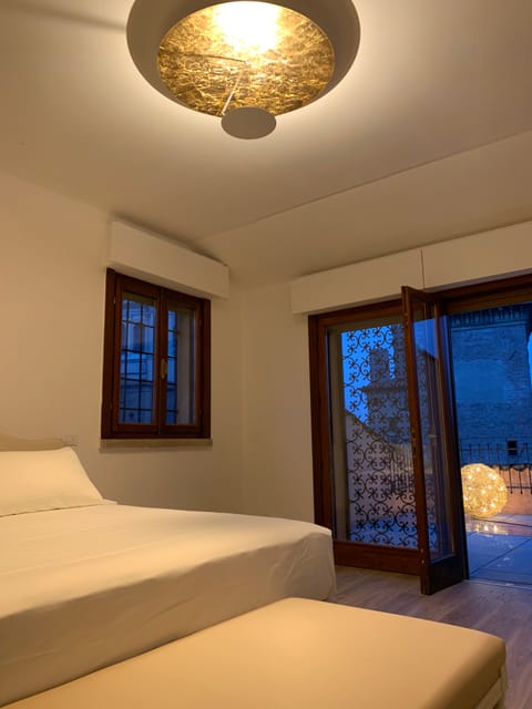 Luxury Suite | Minibar, in-room safe, desk, laptop workspace