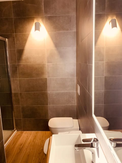 Luxury Suite | Bathroom | Shower, hair dryer, bathrobes, slippers