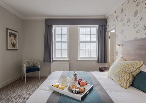 Desk, laptop workspace, iron/ironing board, free WiFi