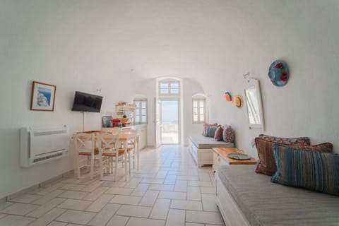 Honeymoon Cave Suite with Outdoor Jacuzzi | Premium bedding, in-room safe, desk, soundproofing