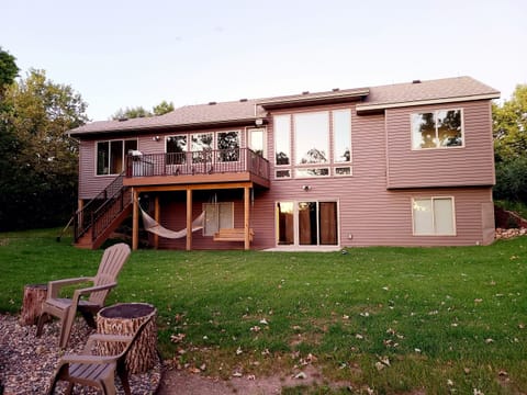 Spacious Yard, Firepit overlooking the Lake, Swing & Hammock