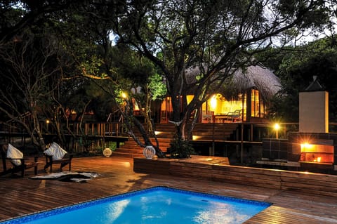 4 outdoor pools, sun loungers