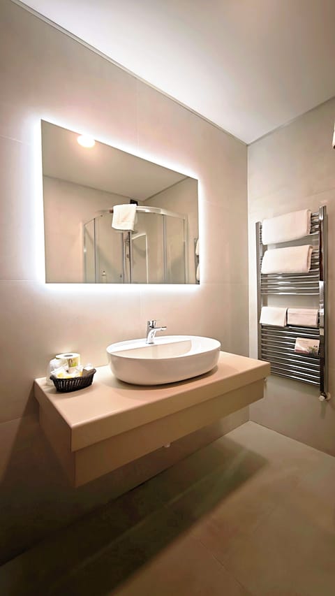 Shower, free toiletries, hair dryer, bidet