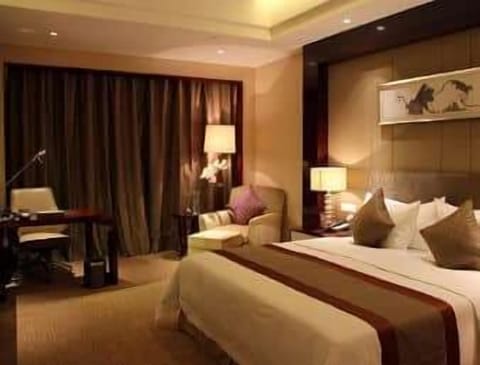 Minibar, in-room safe, desk, iron/ironing board