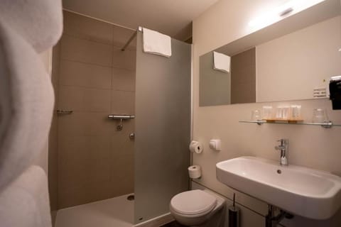 Comfort Twin Room | Bathroom | Shower, free toiletries, hair dryer, slippers