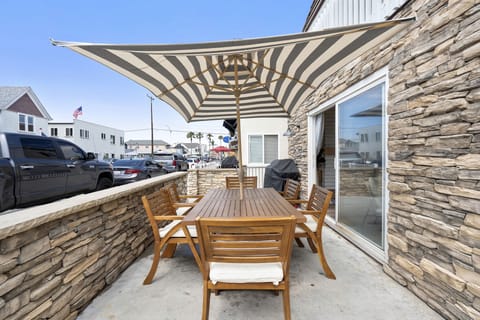 Great patio with BBQ, 6 person dining table and plenty of space!
