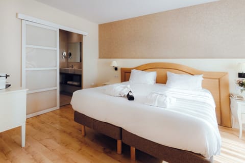 Suite Junior avec pdj et avec accès Spa 2H | In-room safe, desk, blackout drapes, soundproofing