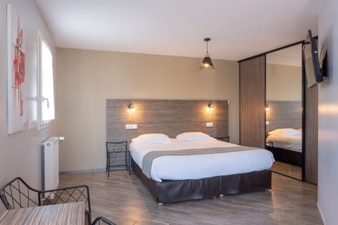 Standard Triple Room | Hypo-allergenic bedding, desk, iron/ironing board, free WiFi