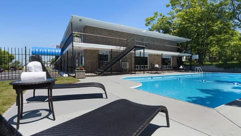 Seasonal outdoor pool, sun loungers