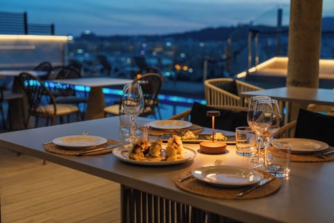 2 restaurants; breakfast, lunch, dinner, and brunch served