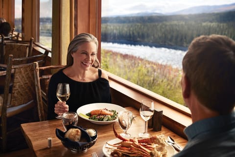 4 restaurants; breakfast, lunch, and dinner served
