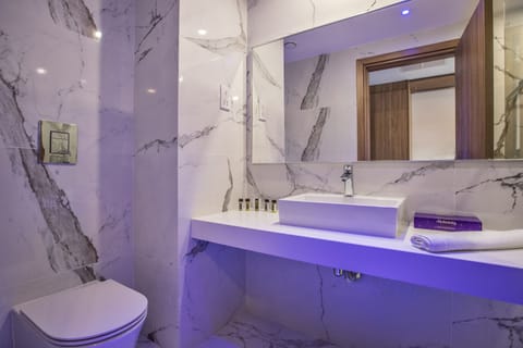 Deluxe Suite, Sea View | Bathroom | Shower, free toiletries, hair dryer, bathrobes