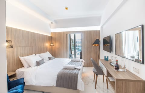 Deluxe Suite, Sea View | Minibar, in-room safe, soundproofing, iron/ironing board