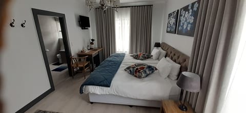 Luxury Twin Room | Premium bedding, in-room safe, desk, WiFi (free)