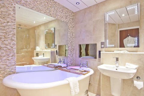 Signature Double Room, 1 King Bed, Lake View, Lakeside | Bathroom | Free toiletries, hair dryer, towels, shampoo