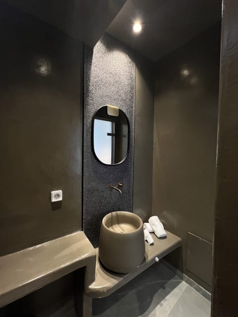 Superior Suite, Jetted Tub, Sea View | Bathroom | Shower, free toiletries, hair dryer, towels