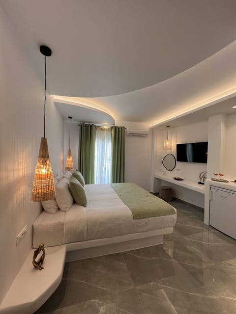 Superior Suite, Jetted Tub, Sea View | Individually decorated, individually furnished, desk, free WiFi