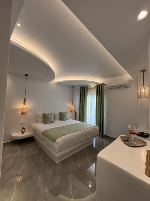 Superior Suite, Jetted Tub, Sea View | Individually decorated, individually furnished, desk, free WiFi