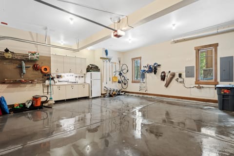 House, 5 Bedrooms | Interior