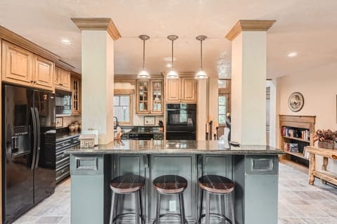 House, 5 Bedrooms | Private kitchen | Fridge, microwave, oven, coffee/tea maker