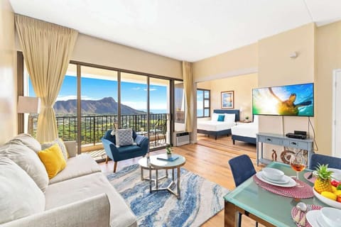 Overview of the apartment with beautiful ocean view and the Iconic Diamond Head 