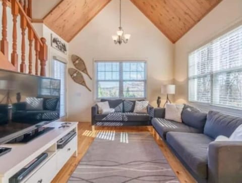 `This is a great value stay for a family of 5 or a group of friends. 9 minutes to the hill in the winter and good living space.`