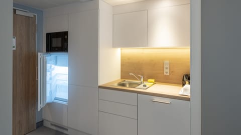 Suite, 1 Queen Bed, Balcony | In-room safe, laptop workspace, blackout drapes, soundproofing