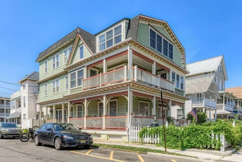 The house is one block in from the beach. Beach passes provided.