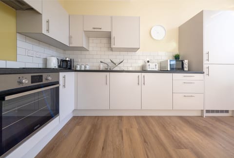 Business Apartment | Private kitchen | Full-size fridge, microwave, oven, stovetop