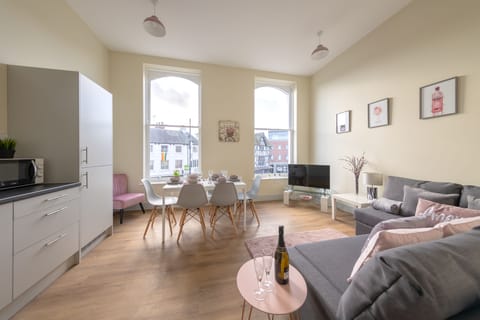 Business Apartment | Living area | Flat-screen TV