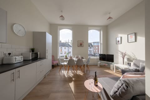 Business Apartment | Living area | Flat-screen TV