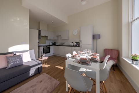 Business Apartment | Living area | Flat-screen TV