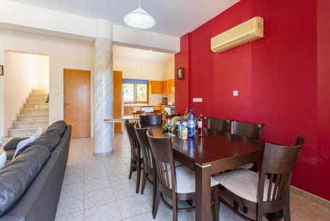 Open-plan living room with sofas, dining area, kitchen, A/C, WiFi internet, satellite TV, and terrace access