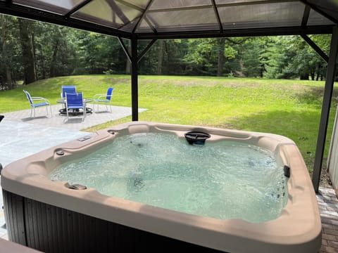 6-7 persons HOT TUB