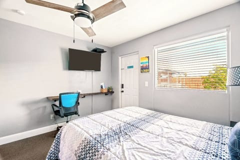 Boutique Beach Retreat Treasure Island 1 King bed  2nd floor room