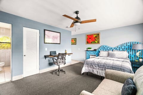 Boutique Beach Retreat Treasure Island Directly across the street from one of the most beautiful beaches 1 King bed 1 Twin sofa sleeper 2nd floor room