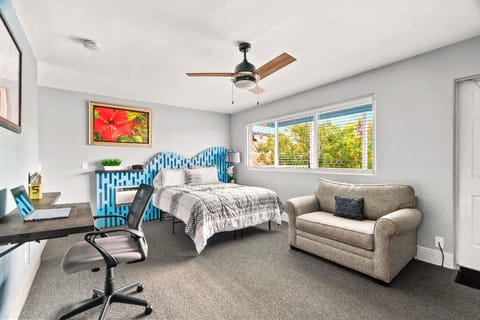 Boutique Beach Retreat Treasure Island Directly across the street from one of the most beautiful beaches 1 King bed 1 Twin sofa sleeper 2nd floor room