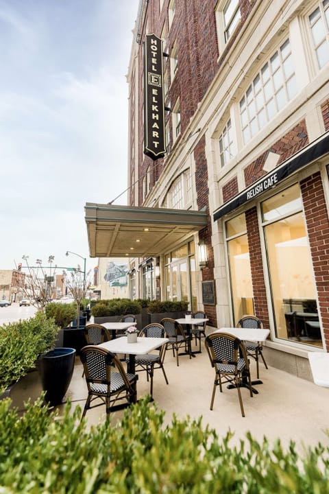 3 restaurants, breakfast, dinner, brunch served; American cuisine