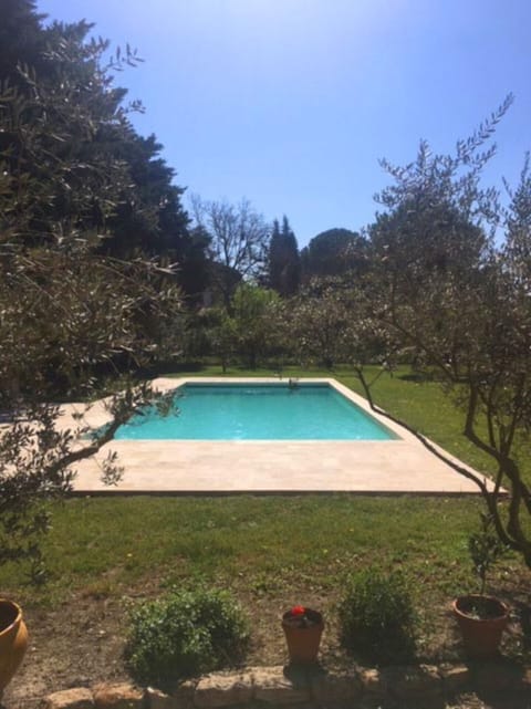 Holiday rental PLAN-D'ORGON Alpilles Provence, house to rent with all comfort, private pool for 8 people. Online reservation with Plaisirs & Maisons de Provence