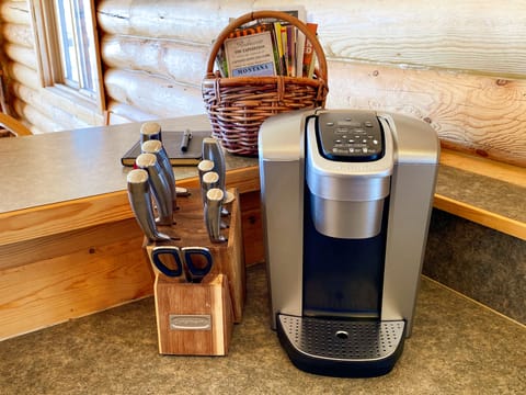 Single serve coffee maker (please bring your own K-cups)