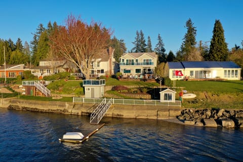 24' dock to pull your boat, jetski up to, or jump on the supplied kayaks from. 