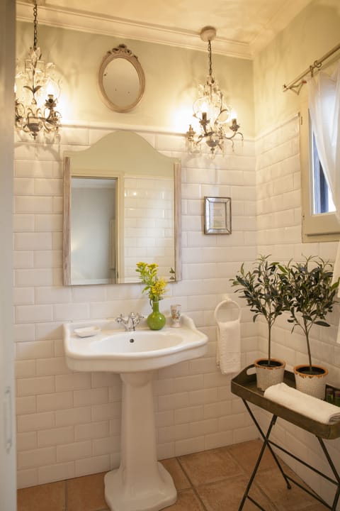 Standard Double Room | Bathroom | Free toiletries, hair dryer, towels