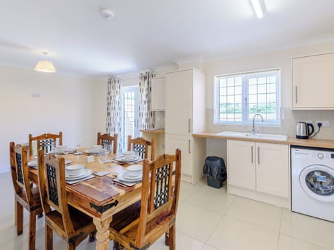 Kitchen/diner | 4 Dawson Park - Dawson Holiday Homes, Mablethorpe