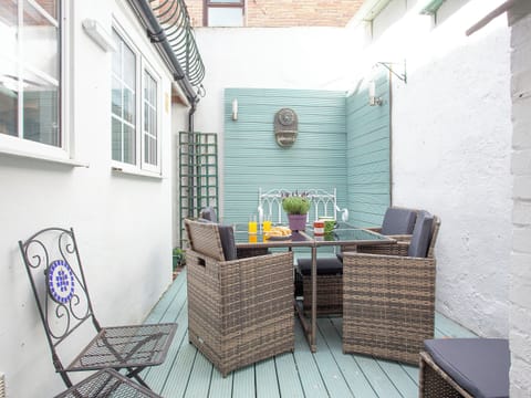 Sitting-out-area | Beachside, Teignmouth