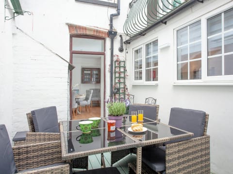 Enclosed courtyard area | Beachside, Teignmouth
