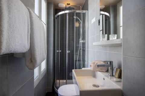 Standard Single Room | Bathroom | Free toiletries, hair dryer, towels, soap