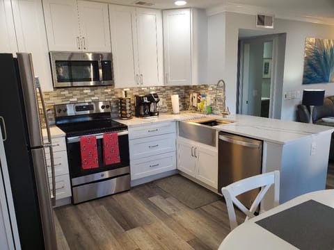 Brand new 42" kitchen cabinets, stainless appliances, quartz tops & LED Lighting