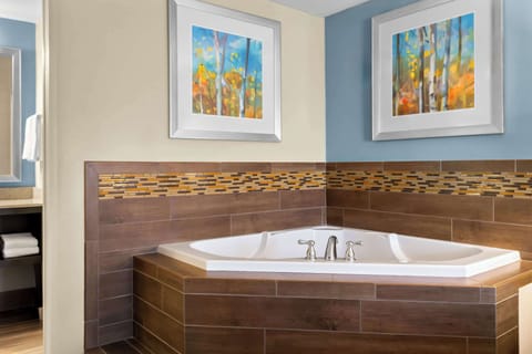 Standard Room, 1 King Bed, Non Smoking, Jetted Tub | Premium bedding, pillowtop beds, desk, iron/ironing board